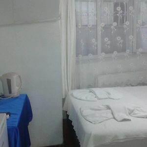 Economy Kamer met een King Size Bed in de Kelder